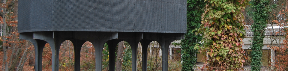 Experimentalpavillon aus ultrahochfestem Beton von Matthias Castorph neben dem Gebäude des Architekturfachbereichs der TU Kaiserslautern